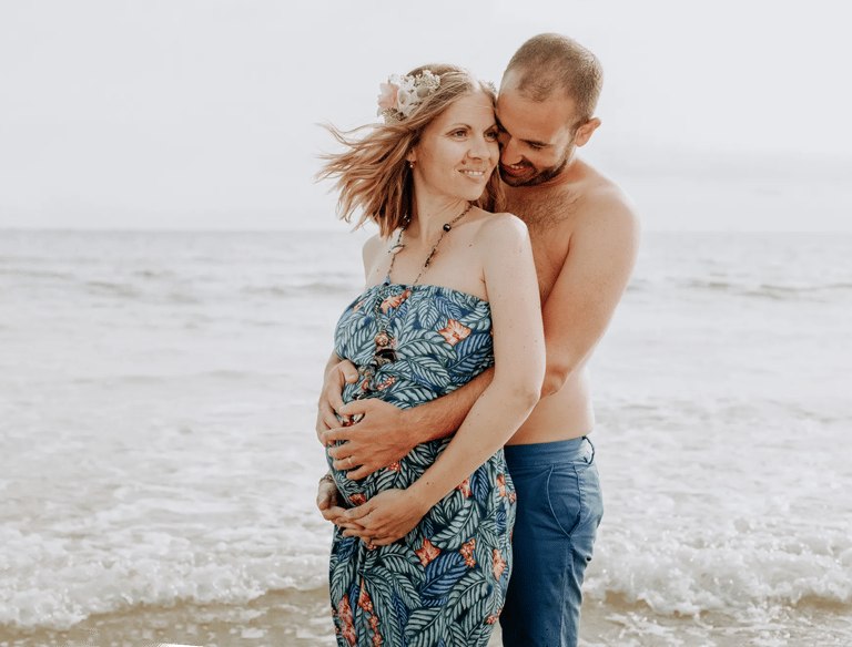 une femme enceinte sur la plage en Bretagne