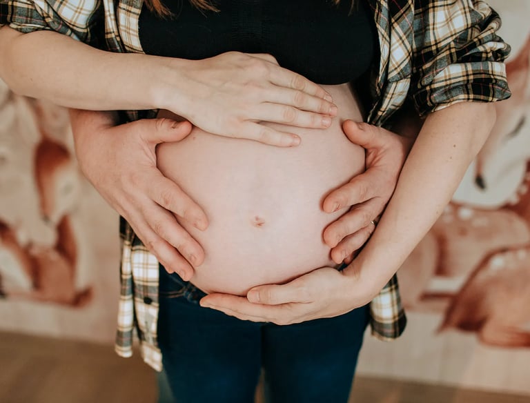gros plan sur le ventre d'une femme enceinte pour une séance photo