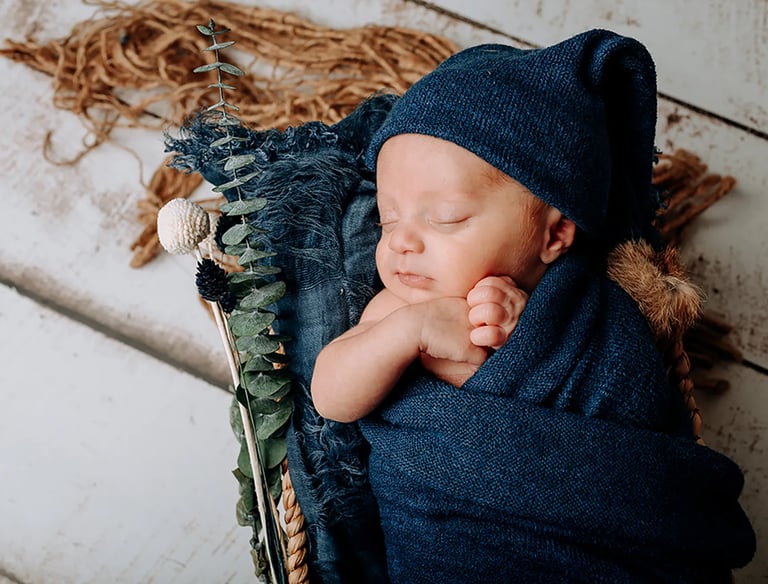 un bébé lors d'une séance naissance studio