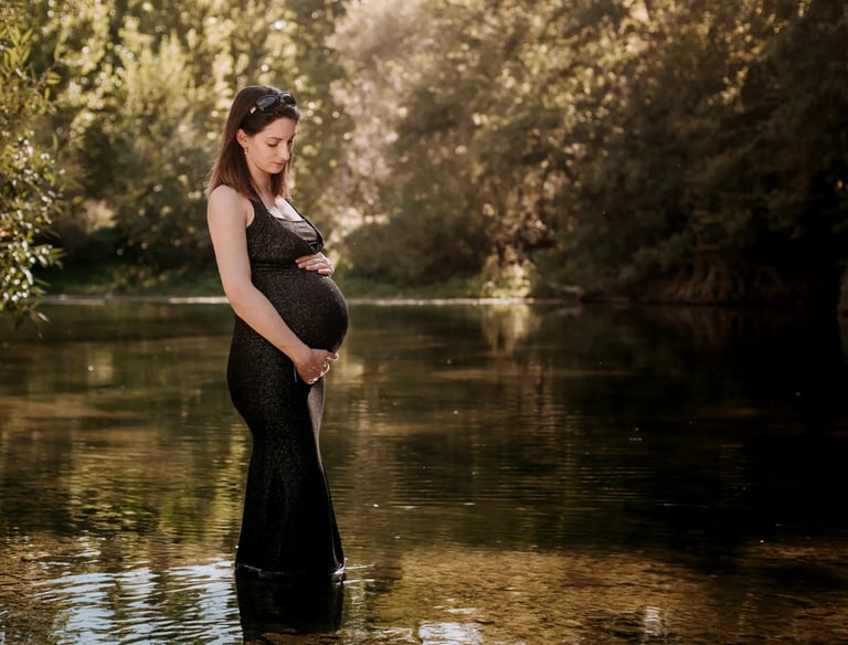 une femme enceinte pendant sa séance grossesse dans une rivière