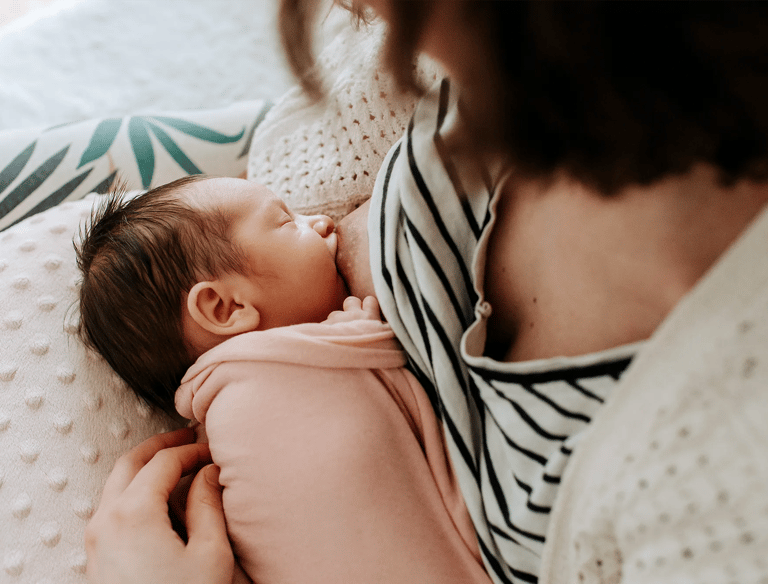 une maman qui allaite son bébé