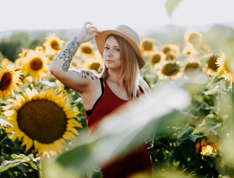 une jeune femme en photo dans un champ de tournesol
