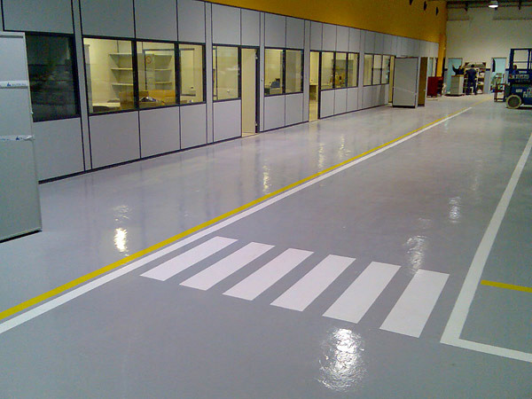 Pinturas resistentes para talleres y espacios de trabajo, mejorando la durabilidad de los suelos.