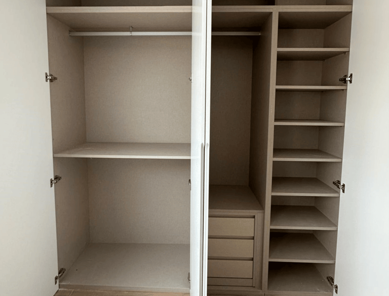 Dos armarios abiertos, uno con estantes, otro con cajones.