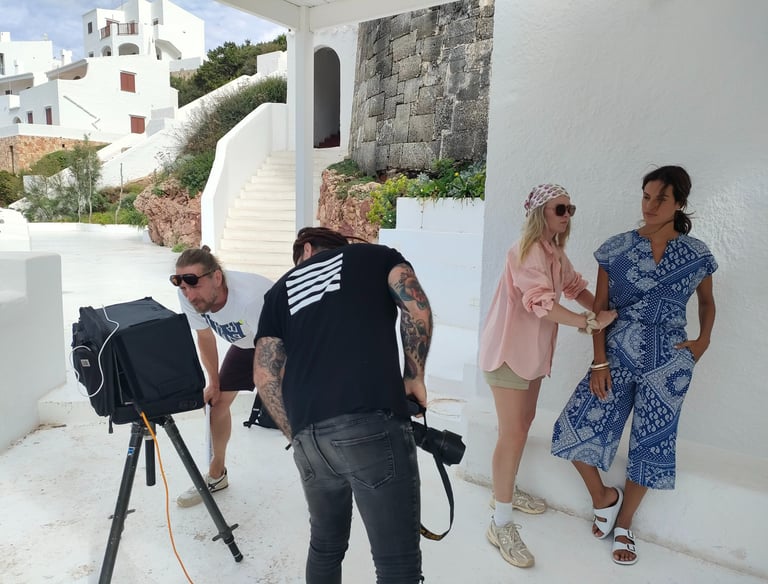 Equipe de shooting de mode avec la modèle