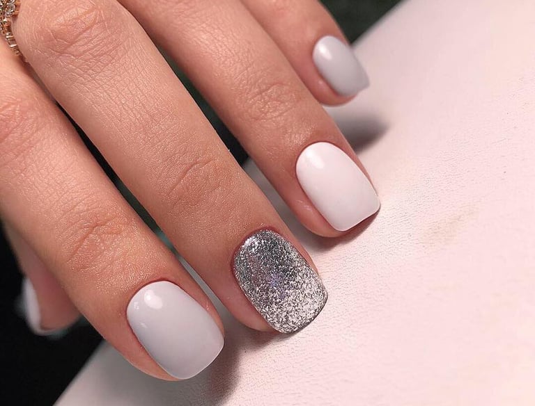 Atliktas „kombi“ manikiūras su ilgalaikiu lakavimu