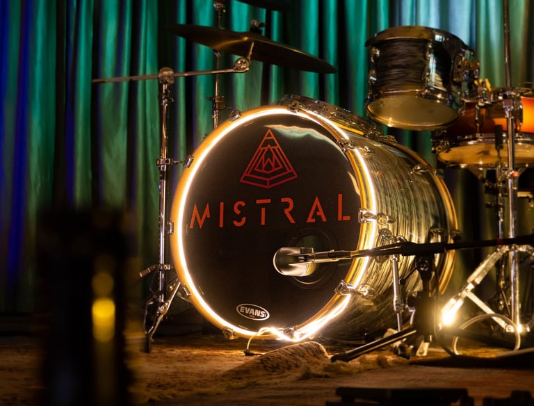 Invitados disfrutando de música en vivo en celebración privada, animación con banda Mistral 