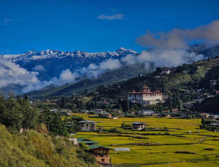 Beautiful-Paro-valley-during-early-autumn-with-crisp-weather-and-clear-blue-sky