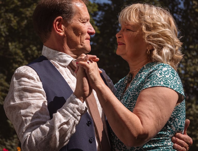 Photo d'un couple qui danse lors d'un mariage