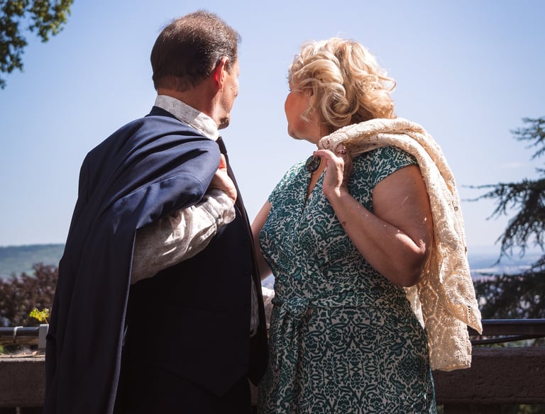 Photo d'un couple de jeunes mariés dans un parc romantique