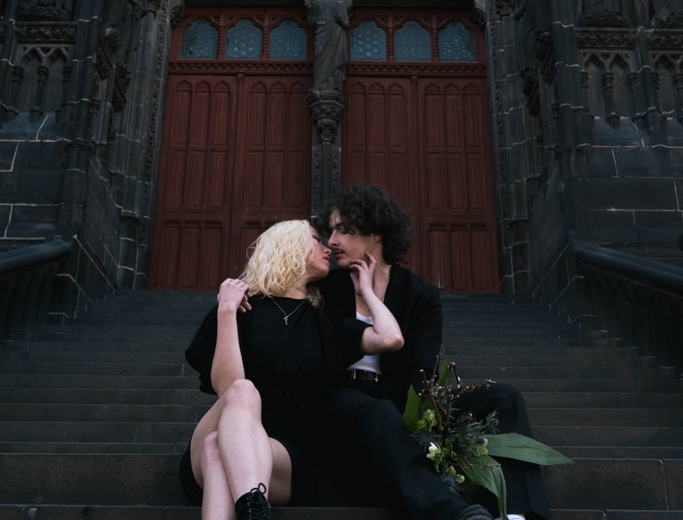 Photo d'un couple sur les marches de la cathédrale de Clermont