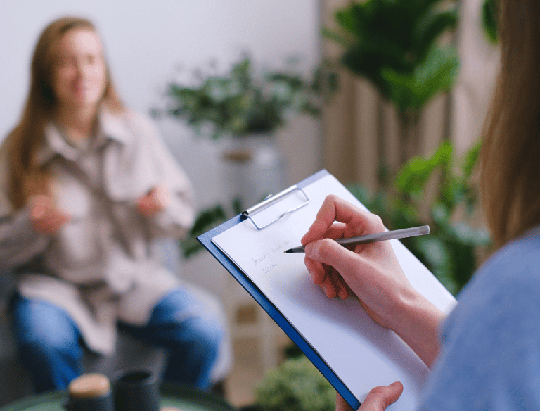 #Sessão de terapia presencial com terapeuta e cliente em um ambiente acolhedor e seguro, facilitando