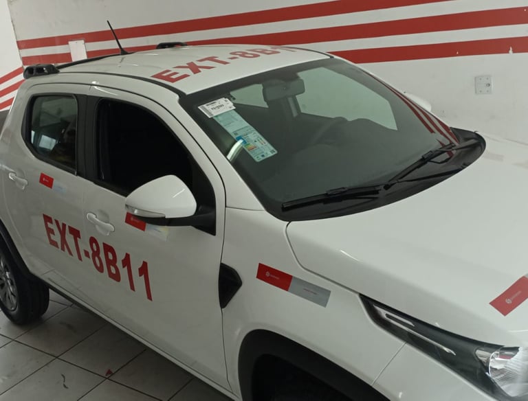 sinalização com refletivos plotagem adesivos