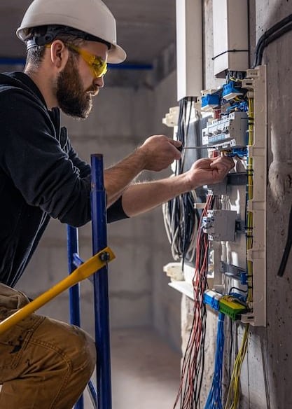 o imagine cu un electrician