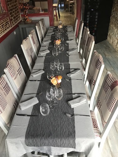 table décoré avec des tintes de gris dans le restaurent au fil du temps à Marboz
