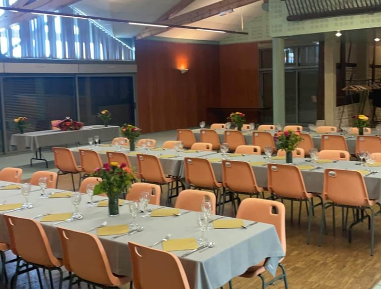 plusieurs tables décorés avec des chaises