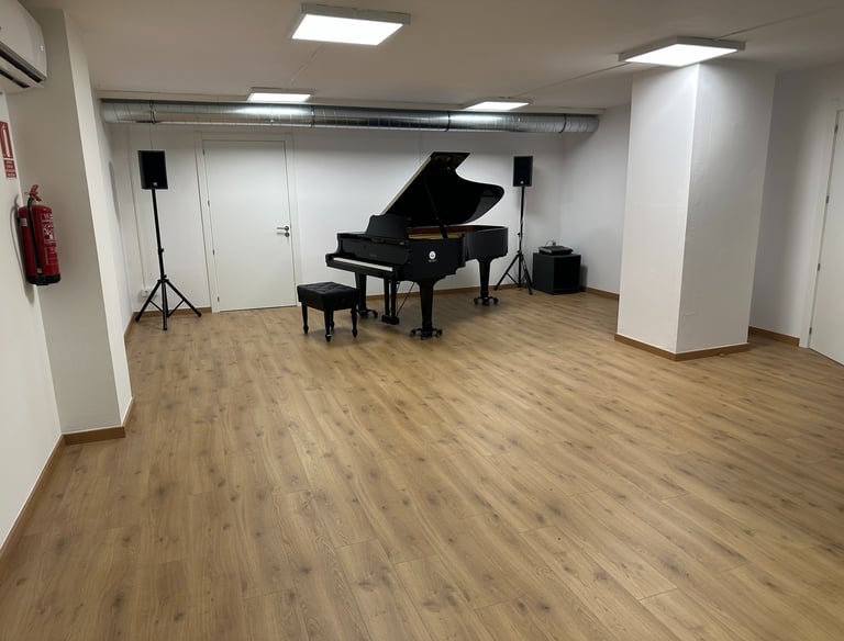 a yamaha grand piano in a small place with wood flow