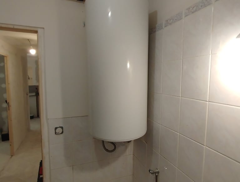 un chauffe-eau sans réservoir dans une salle de bain