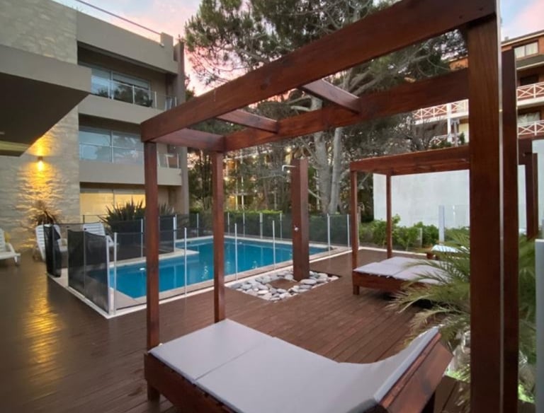 solarium con reposeras y camastros