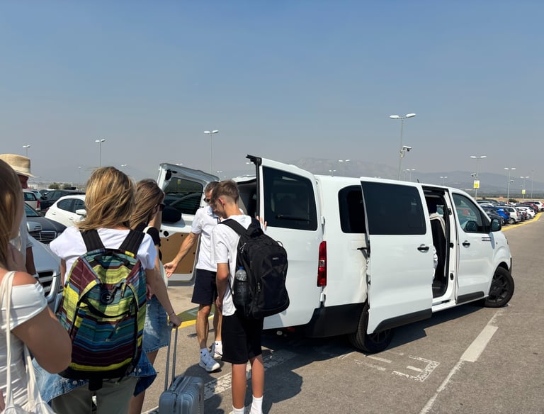 utasok beszállnak a transzferbuszba