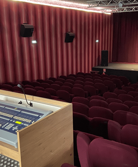 salle de spectacles avec régie