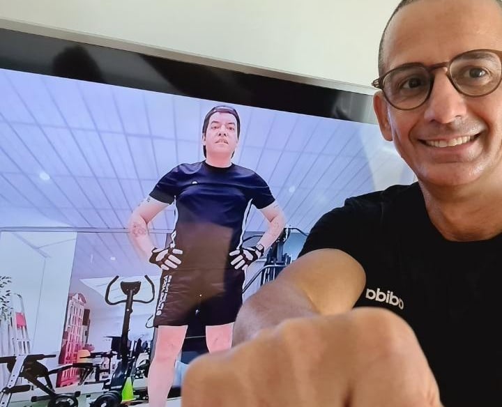 Treino online com personal trainer acompanhando aluno por videochamada em Portugal