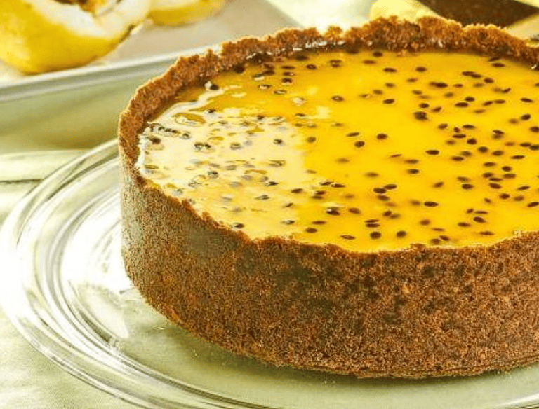 Esta salsa de maracuyá que ves sobre una torta puede ir sobre una carne o sobre lo que quieras.