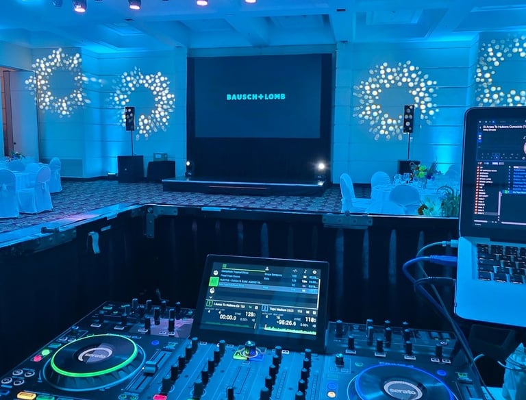 DJ profesional en funcionamiento con iluminación LED azul en evento corporativo