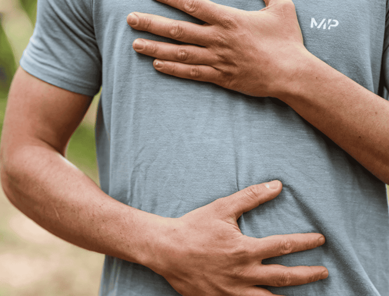 fysiotherapeut met handen op zijn borst om ademhaling te voelen