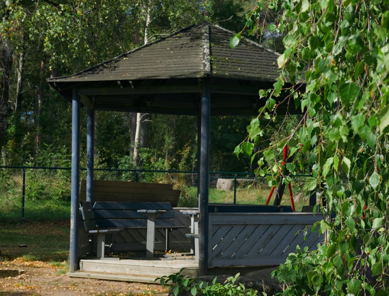 Lusthus på baksidan av förskolan Långagård i Moheda