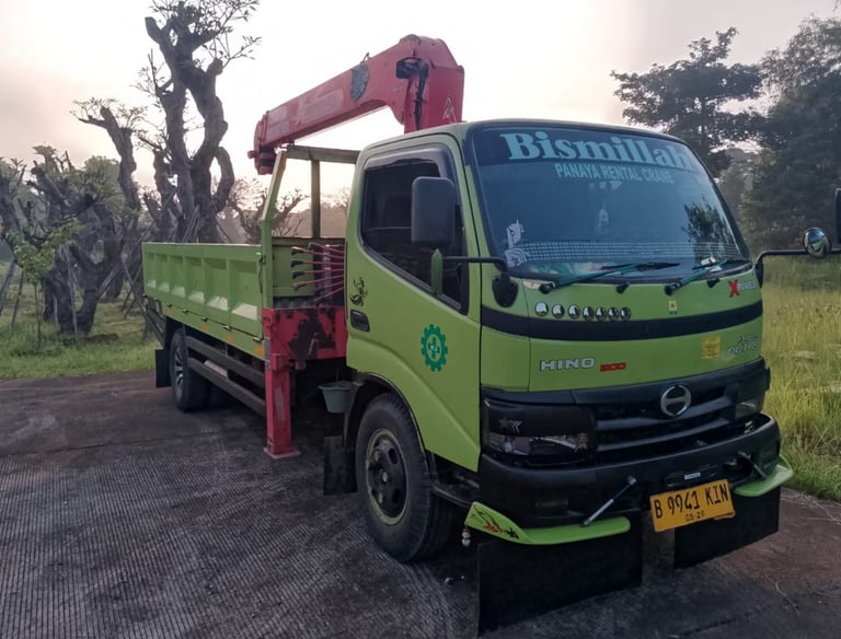 Truck Crane 50 ton warna hijau