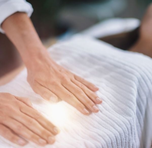 Práctica de bioenergética corporal durante un curso holístico para desbloquear energía y promover el bienestar integral.