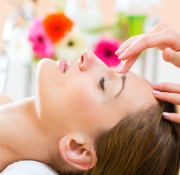 Sesión de terapia de bioenergética craneal en un entorno relajante, ideal para el curso de cursos holísticos de bioenergética
