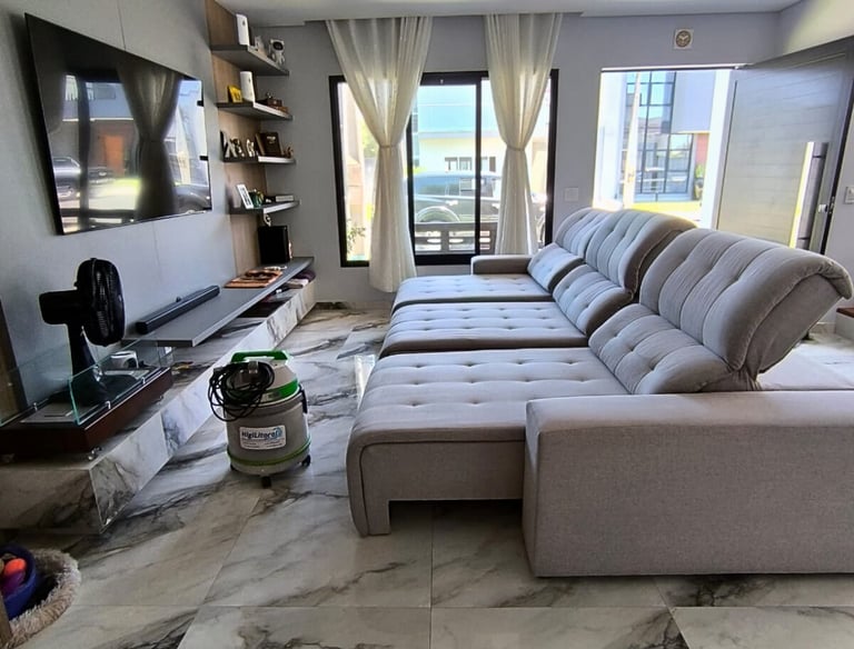 Sofá apos limpeza em guaratuba