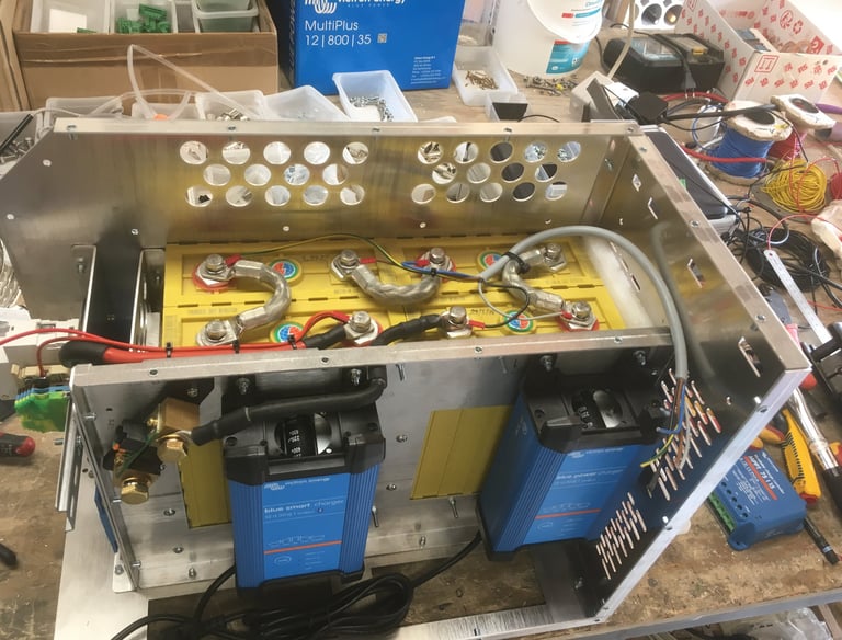 Premier prototype de batterie mobile à charge solaire et secteur