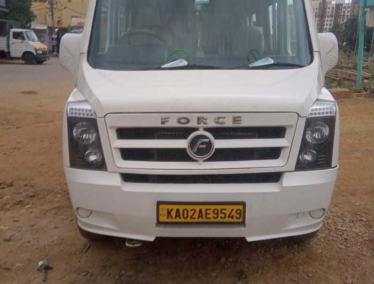 Tempo traveller for Holiday Package