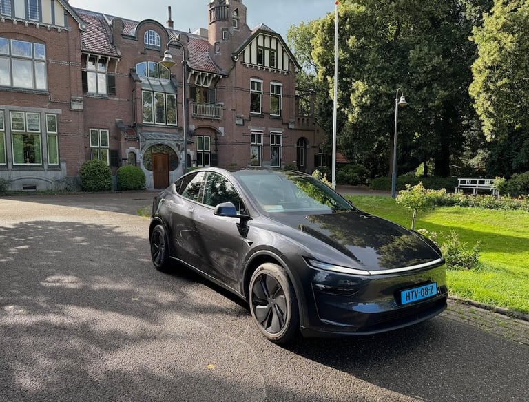 Taxi Groningen KNQ Mobility met zwarte Tesla Y
