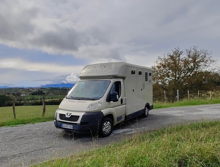 Un camion chevaux sur un chemin de campagne