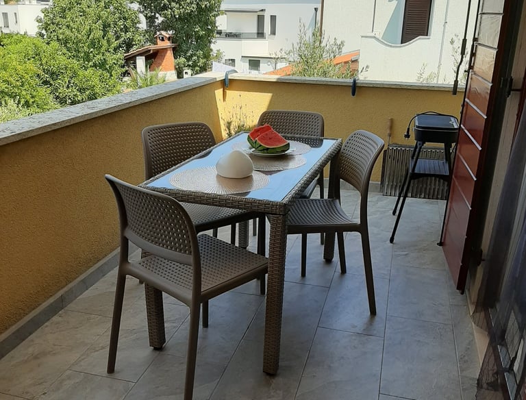 Balcony with electric grill in Apartman Plat