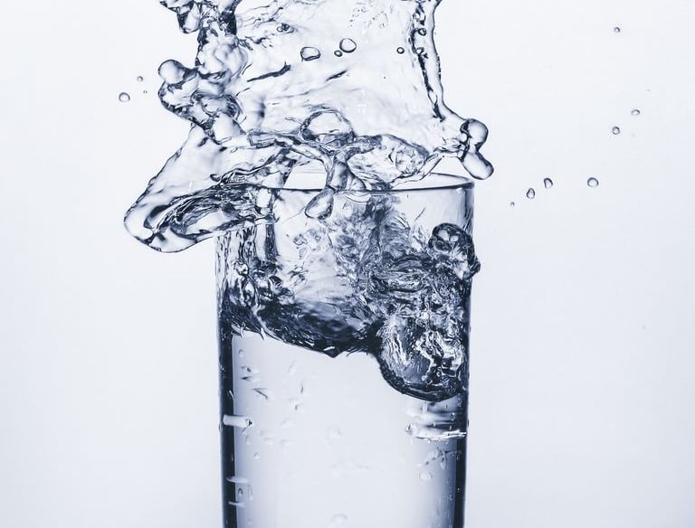 Wasser als ehrliche Erfrischung, reines Wasser im Glas