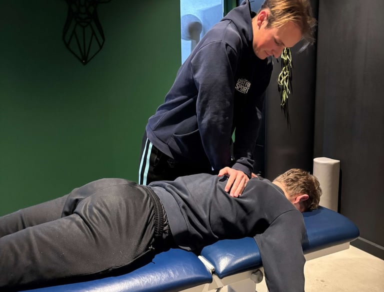 Jens Boogaard aan het behandelen in de praktijk van Fysio Performance Texel.