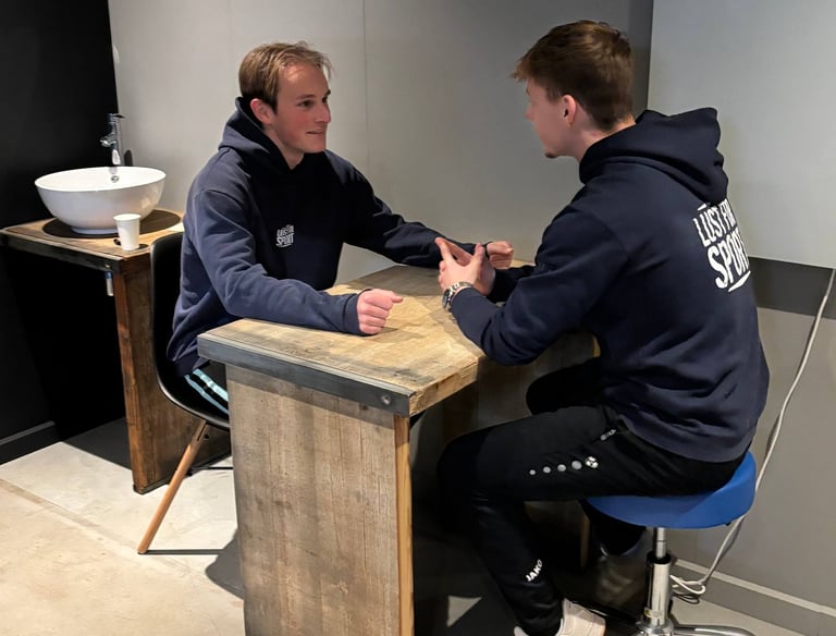 Jens Boogaard aan het behandelen in de praktijk van Fysio Performance Texel.