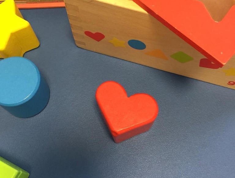 giochi per bambini, che vengono utilizzati durante un trattamento osteopatico pediatrico. Bambini 