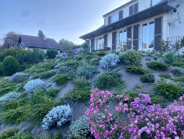 Butte aménager avec des fleurs à Val de chaise