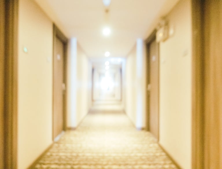 corredor de hotel desfocado