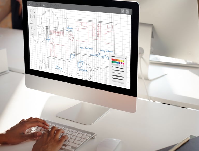 foco em uma tela de computador e teclado com mãos digitando