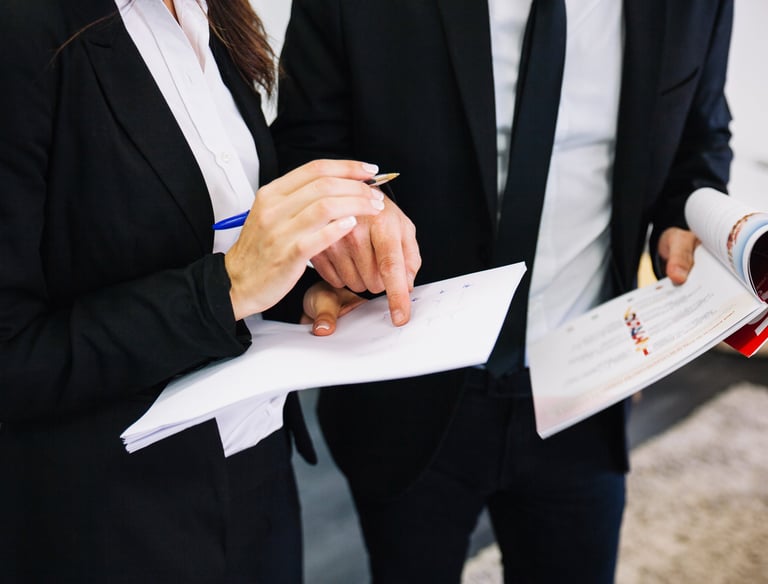 pessoas de negócios com papeis e canetas nas mãos