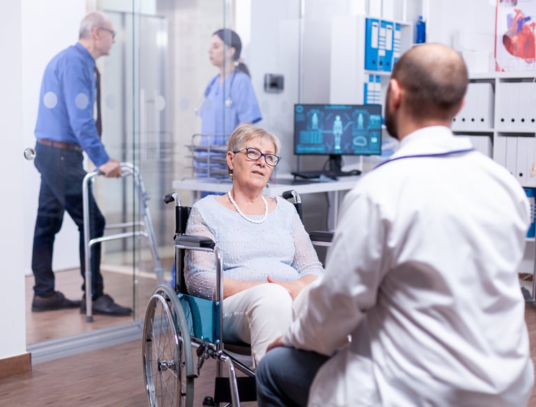 mulher em cadeira de rodas conversando com medico em sala com mais pessoas