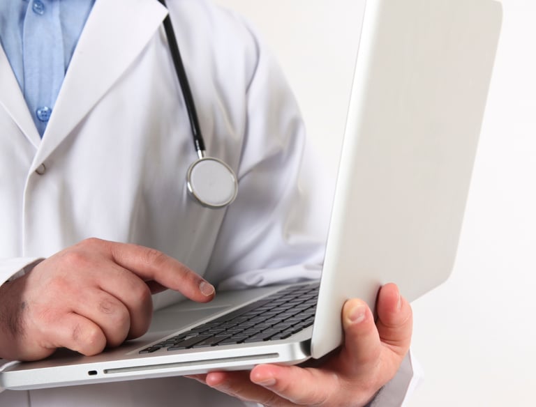 Médico genérico con laptop.