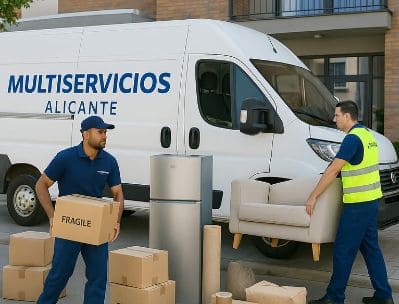 Dos trabajadopres realizando un porte de una nevera yn sofá y paquetes envalados